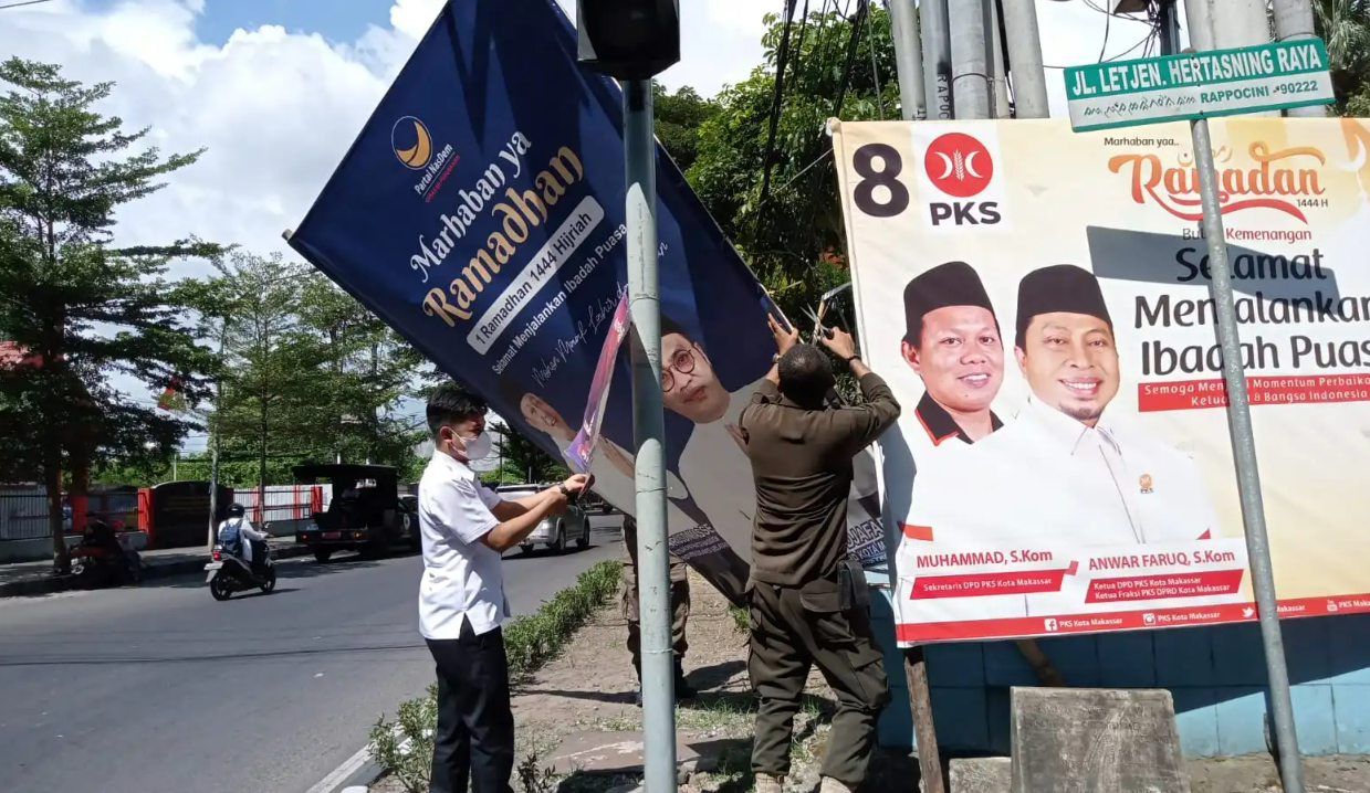 Gambar Satpol PP Rappocini bersama Tim Bapenda Tertibkan Baliho Liar