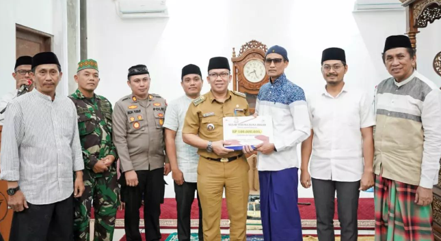 Gambar Camat Rappocini Serahkan Bantuan Hibah kepada Pengurus Masjid Darul Falah