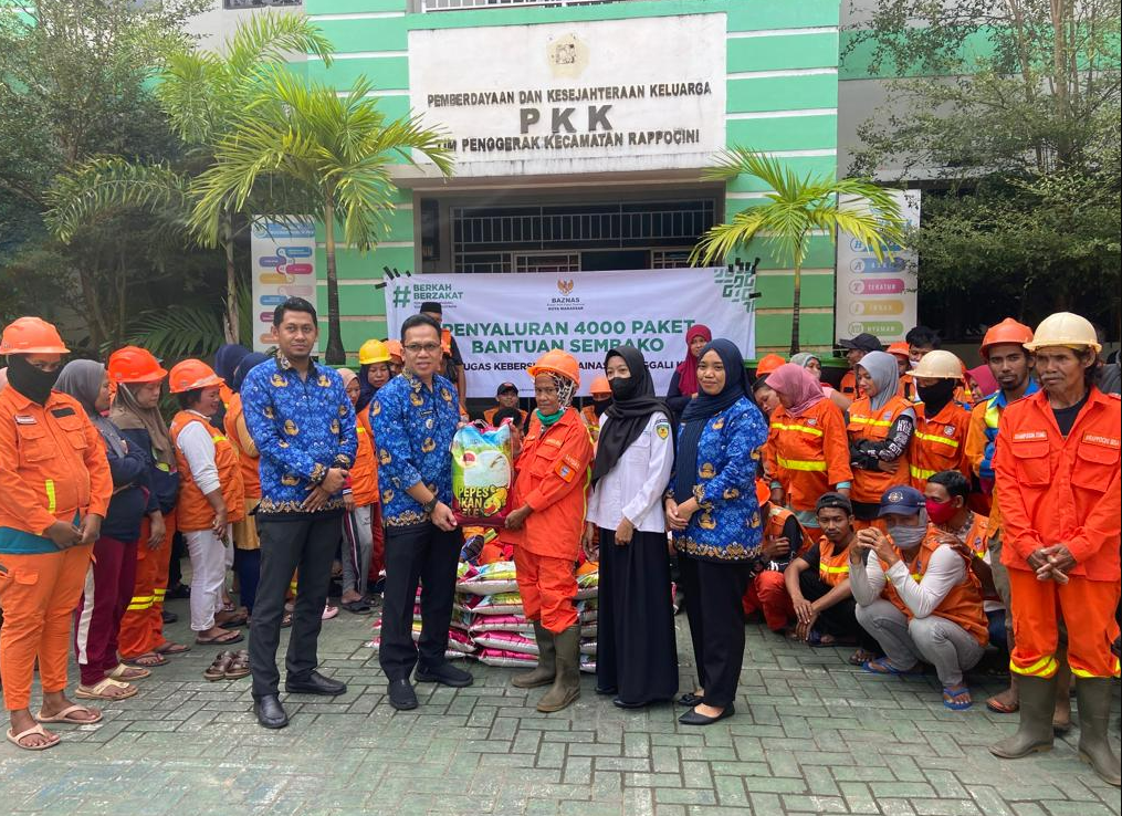 Gambar Berkah Ramadhan, Satgas Kebersihan Kecamatan Rappocini Dapat Bingkisan dari Baznas