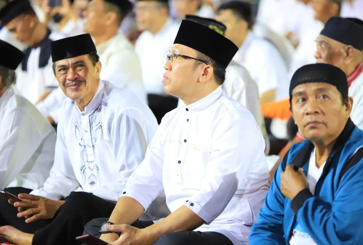 Gambar Camat Rappocini Tetap Semangat Mengikuti Shalat Subuh Berjamaah di Anjungan Pnatai Losari