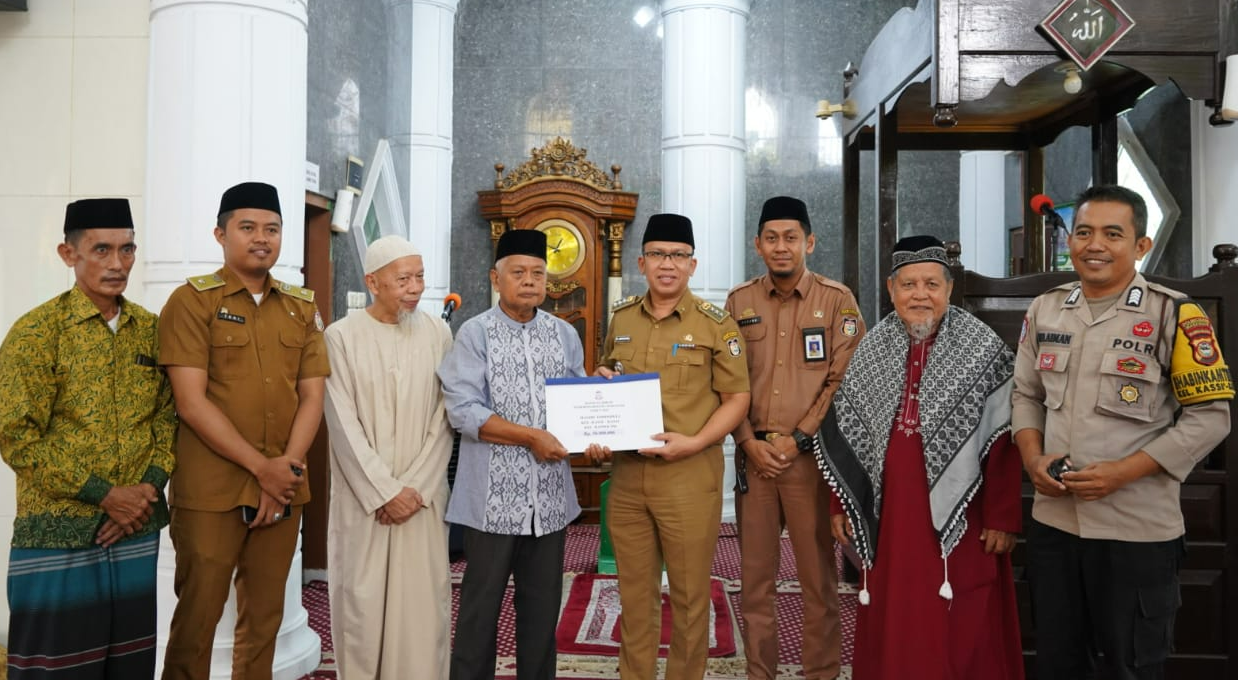 Gambar Camat Rappocini Menyerahkan Bantuan Dana Hibah Kepada Pengurus Masjid Toddopuli