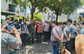 Gambar Camat Rappocini Didampingi Lurah Banta-Bantaeng Mengadiri Eksekusi Rumah