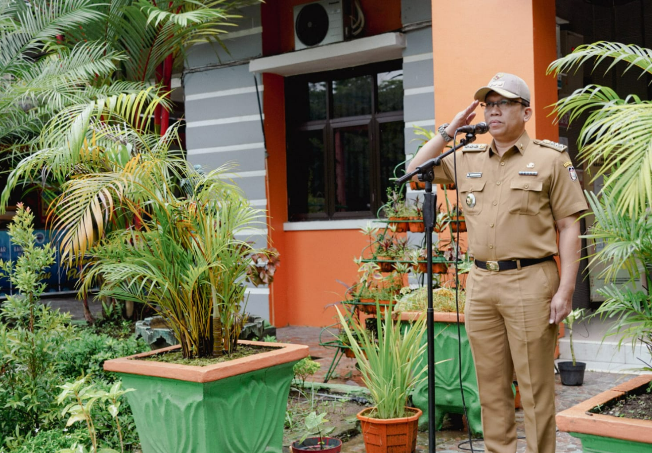 Gambar Pembina Apel Pagi, Camat Rappocini Ingatkan Personil Ketelitian Pelayanan Administrasi