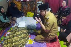 Gambar Melayat ke Rumah Duka Camat Rappocini Merasa Kehilangan Sosok Pejuang Kebersihan
