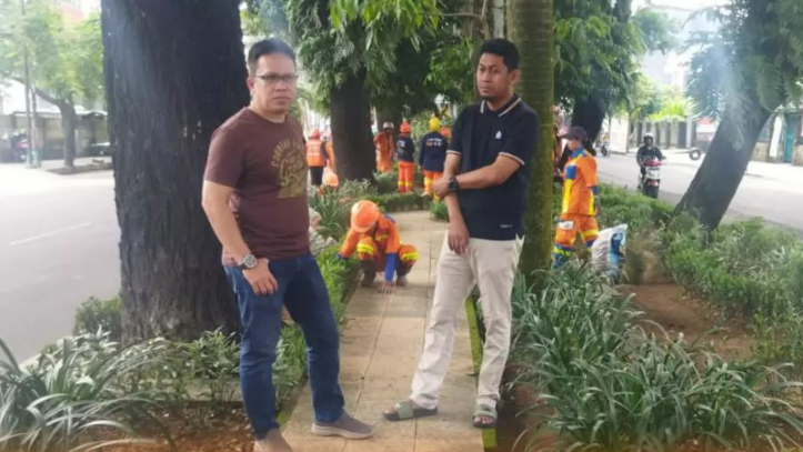 Gambar Genjot Penataan Taman, Camat Rappocini Gelar Sabtu Bersih di Taman Median Tengah Hertasning