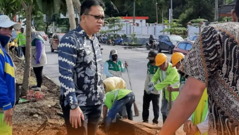 Gambar Camat Rappocini Pantau Langsung Pembenahan Taman di Wilayah