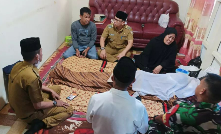 Gambar Camat Rappocini Melayat Kerumah Warga Banta-Bantaeng