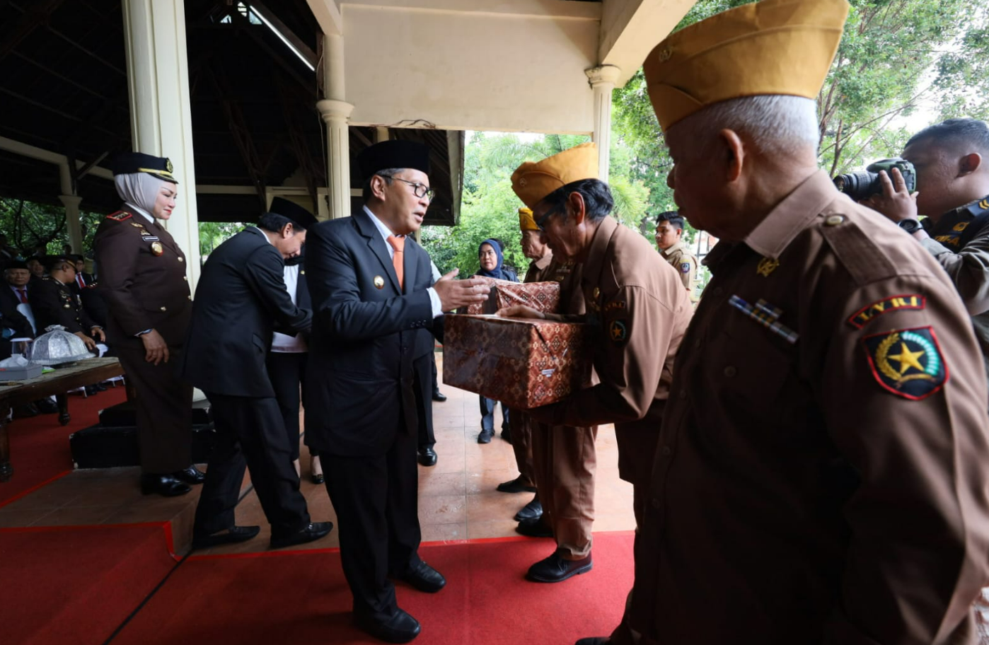 Gambar Peringatan Hari Korban 40.000 Jiwa, Danny Pomanto Serahkan Bantuan untuk Legiun Veteran