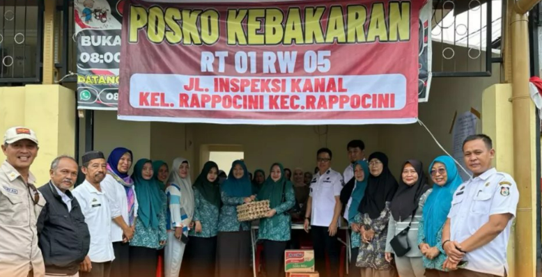 Gambar Camat dan Ketua TP PKK Kecamatan Rappocini Kunjungi Korban Kebakaran di Jalan Rappocini Raya