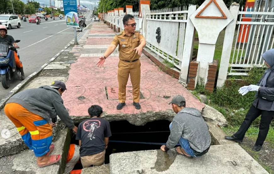 Gambar Pantau Satgas Drainase, Camat Rappocini Beri Arahan dan Motivasi