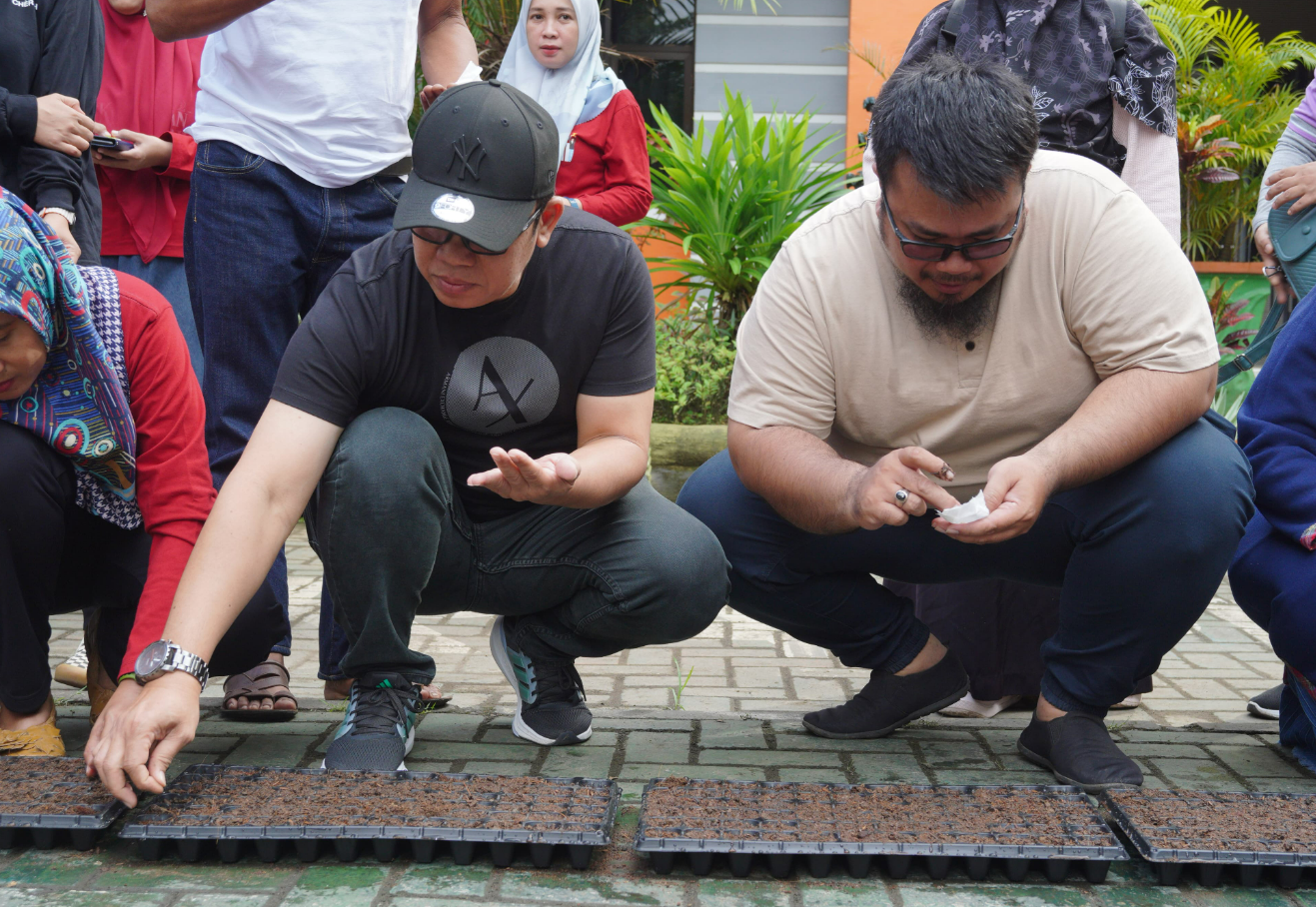 Gambar Camat Rappocini Gelar  Penyemaian Bibit Cabe Dukung Makassar Low Carbon City