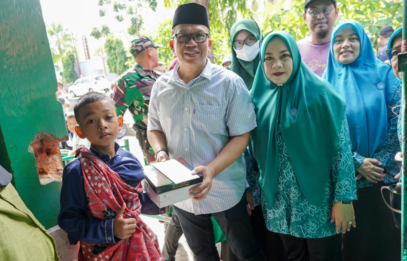 Gambar Camat Rappocini Bersama Ketua TP PKK Hadiri Kegiatan Bakti Sosial