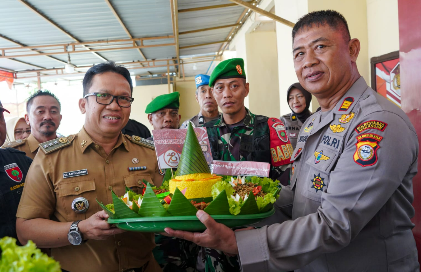 Gambar Camat Rappocini Bersama Jajaran Mengucapkan Selamat Hari Bhayangkara ke 78