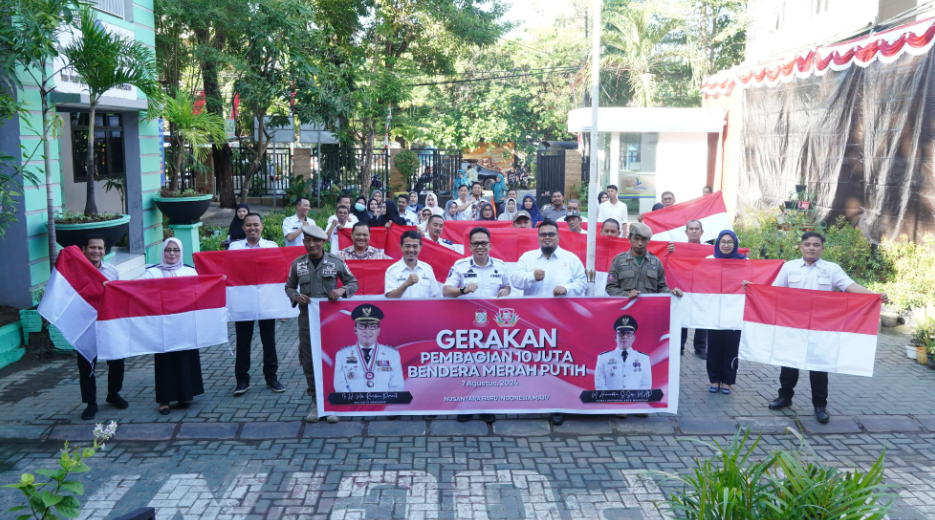 Gambar Camat Rappocini Gelar Pembagian 10 Juta Bendera Merah Putih 2024