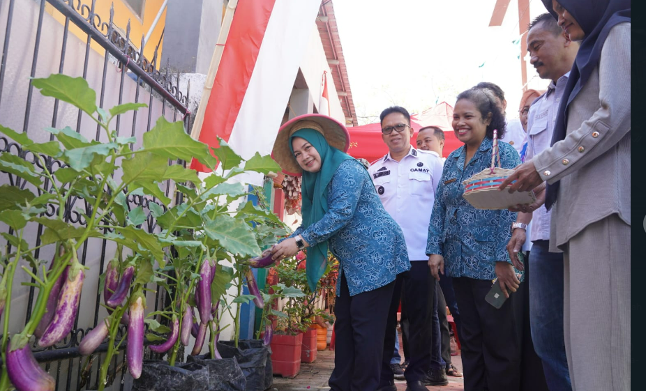 Gambar Camat Rappocini dan Ketua TP PKK Rappocini Panen di Longwis Asiagang Cel'a-Ce'la