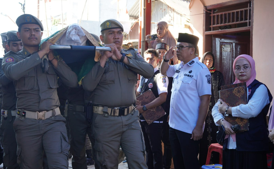 Gambar Beri Penghormatan Terakhir, Camat Rappocini Pimpin Upacara Pemakaman Almarhum  Syamsul Kamar