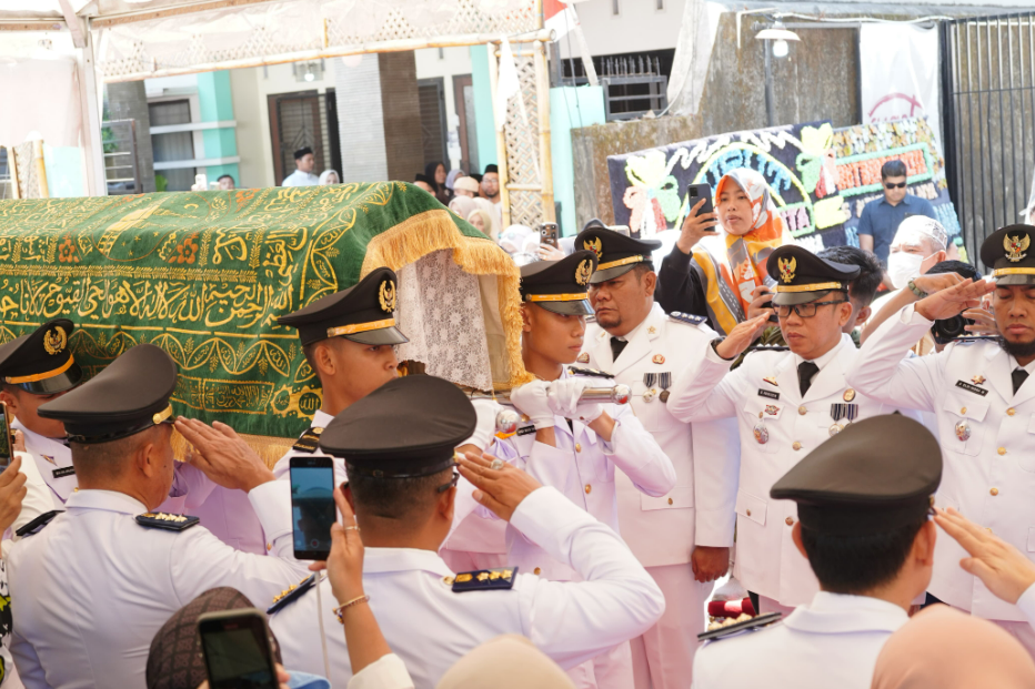 Gambar Camat Rappocini Ikuti Upacara Pelepasan Jenasah Almarhum Camat Ujung Pandang