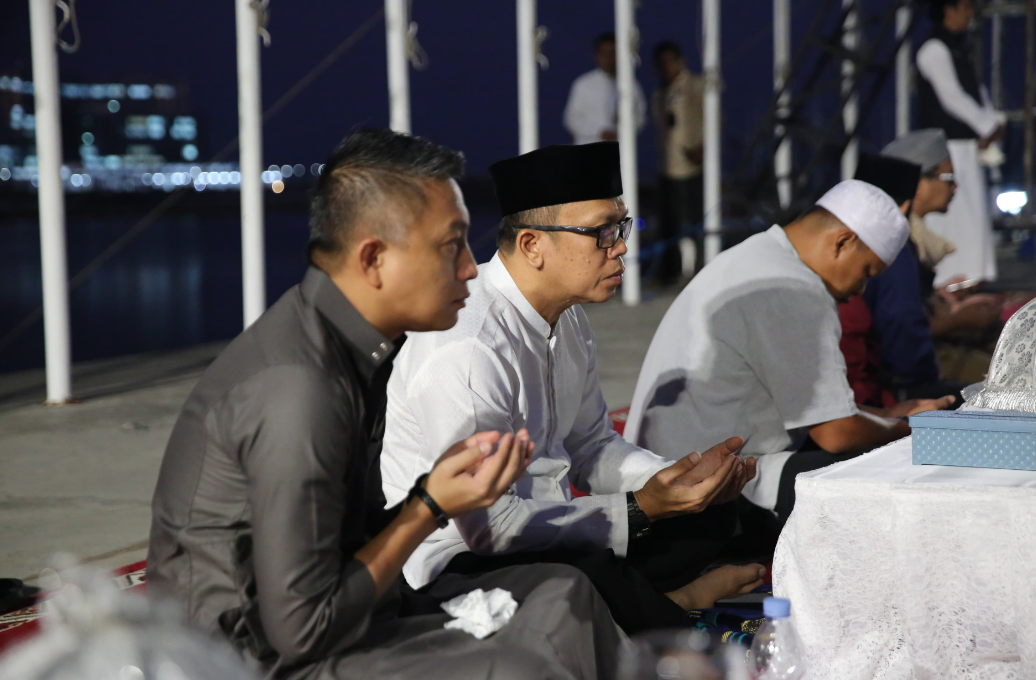 Gambar Amiruddin Bersama Jajarannya Mengikuti Sholat Subuh Berjamah