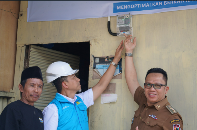 Gambar Camat Rappocini  Hadiri Pelaksanaan Program Light Up The Dream oleh PT PLN